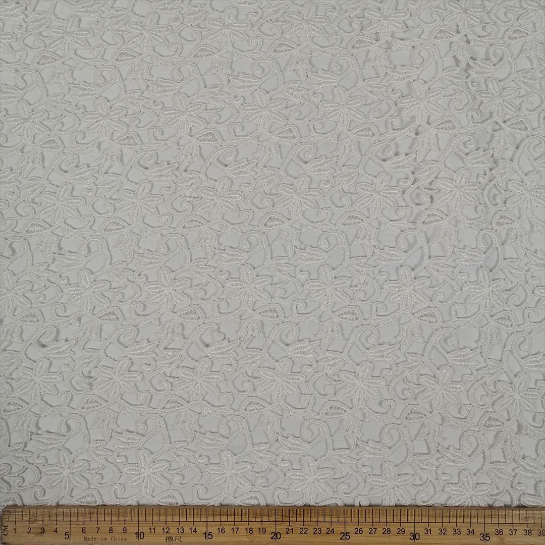 DR02948_1.jpg Sa-2458 Guipure White – Intricate white guipure lace trim, perfect for fashion, home décor, and craft projects, offering elegance and sophistication to any creation.